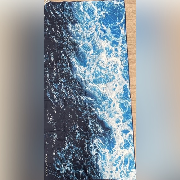 HOUSE OF CLOUDS SAND-FREE MICROFIBER BEACH TOWEL - Picture 2 of 6